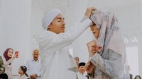 Alma menikah pada 16 September lalu dengan pria yang merupakan Hafiz Al Quran. (Dok. Instagram/salmafinasunan)