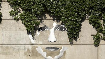 Tanaman yang merambat seolah jadi rambut wanita yang dilukis itu. Foto: Imgur