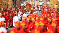 Prosesi yang dimulai sejak pukul 07.00 waktu setempat, masih berlangsung hingga kini. Iring-iringan bergerak secara perlahan. Foto: REUTERS/Damir Sagolj