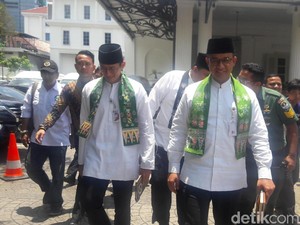 Bertemu JK, Anies-Sandi Jalan Kaki ke Istana Wapres