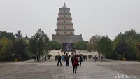 Giant Wild Goose Pagoda atau Pagoda Angsa Liar Raksasa terletak di selatan Kota Xian, Provinsi Shaanxi di China. Usianya sudah 1.300 tahun, dibangun kala Dinasti Tang (Elvan/detikTravel)