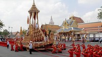 Ada 200 tentara berpakaian tradisional yang menarik Kereta Kemenangan Besar, seberat 14 ton, yang membawa Royal Urn tersebut. Foto: REUTERS/Damir Sagolj