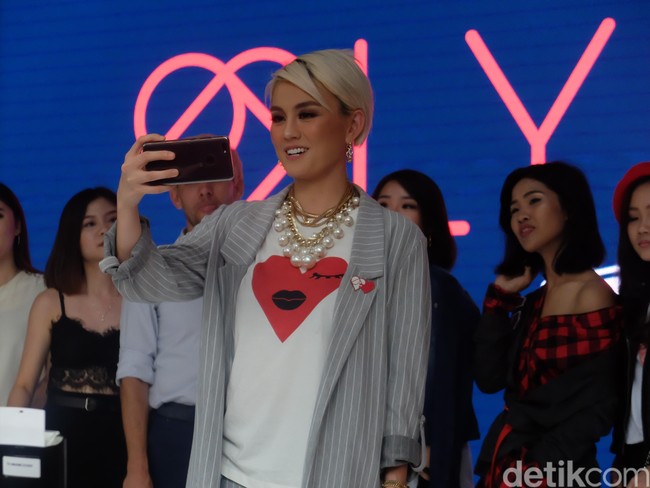 Agnez Mo berperan sebagai Co-Founder dan Chief Creative LYKE sejak pertengahan tahun 2016. Ia membantu dalam pengembangan ide kreatif yang berkaitan dengan identitas brand, konten, dan strategi Foto: Anggi Mayasari/Wolipop