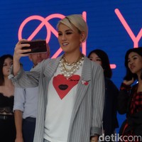 Agnez Mo berperan sebagai Co-Founder dan Chief Creative LYKE sejak pertengahan tahun 2016. Ia membantu dalam pengembangan ide kreatif yang berkaitan dengan identitas brand, konten, dan strategi Foto: Anggi Mayasari/Wolipop
