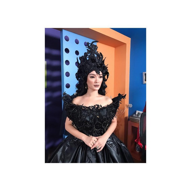 Layaknya namanya, Zaskia Gotik bergaya gotik dalam balutan gaun megah serba hitam dan headpiece yang serasi. Foto: Dok. Instagram