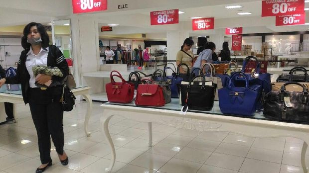 Malam hari, pembeli masih berburu produk diskon di Lotus Thamrin