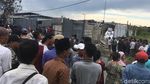 Warga Ramai-ramai Datangi Gudang Petasan di Kosambi yang Meledak