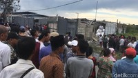 Mereka menyaksikan proses evakuasi korban dari lokasi.