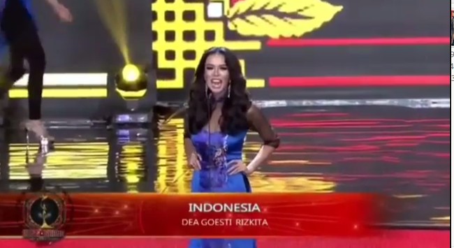 Dea Rizkita mewakili Indonesia di ajang Miss Grand International 2017. Meski tak berhasil menyabet gelar juara, ia cukup berprestasi selama mengikuti kontes kecantikan ini. Ini penampilan Dea ketika memperkenalkan diri. Foto: ist