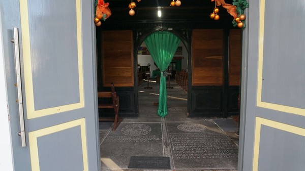Gereja ini unik, di pintu masuknya saja kita akan langsung menginjak batu nisan (Syanti/detikTravel) Gereja ini unik, di pintu masuknya saja kita akan langsung menginjak batu nisan (Syanti/detikTravel)