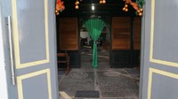 Gereja ini unik, di pintu masuknya saja kita akan langsung menginjak batu nisan (Syanti/detikTravel)