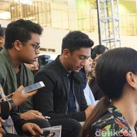 Dengan bomber jacket hitam dan celana coklat, pemuda tampan yang kuliah di Australia ini menebar pesonanya. Foto: Daniel/Wolipop