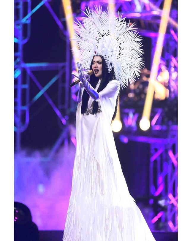 Daftar ini tak akan lengkap tanpa Syahrini di dalamnya. Dalam salah satu penampilan panggungnya, dia tampil berbalut gaun putih Eddy Betty dan mahkota megah ala Dewi dari Rinaldy A Yunardi.Foto: Dok. Instagram