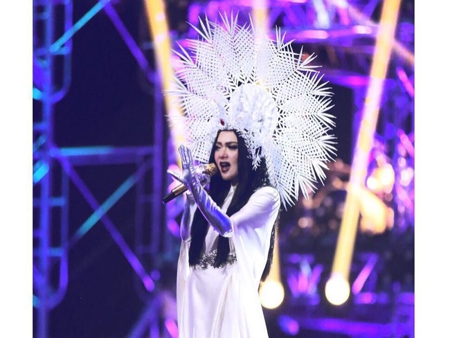 Sebagai penyanyi, para selebriti ini tahu benar bagaimana membuat semua pandangan tertuju padanya. Bahkan sebelum beraksi di panggung, gaya mereka seolah sudah menyihir para penggemar. Salah satu yang jadi andalan para penyanyi di atas panggung bukan saja gaun cantik, namun juga hiasa kepala megah yang mencuri atensi. Berikut adalah delapan selebriti yang kerap tampil dengan hiasan kepala dramatis, siapa yang jadi favoritmu? Foto: Dok. Instagram