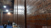 Masjid ini merupakan kombinasi arsitektur tradisional China dan seni dalam agama Islam. Bentuk bangunannya seperti kelenteng, namun pada bagian dindingnya dihiasi dengan ukiran kaligrafi maupun karya seni lainnya.  Foto: Elvan Dany Sutrisno/dTraveler