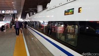 Detikcom berkesempatan naik kereta cepat bersama delegasi Kedutaan China di Indonesia dan para pemimpin media nasional dari Stasiun Xian di provinsi Shaanxi.