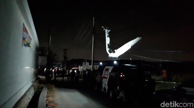 Sumber penerangan di lokasi hanya berasal dari jurnalis yang meliput di lokasi