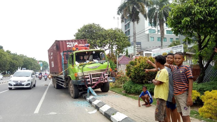 Rem Blong, Kontainer Tabrak 3 Mobil dan Pemotor hingga Tewas