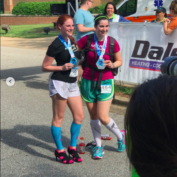 Jogging sejauh 42,195 km sepertinya kurang menantang bagi wanita ini. Ia lalu mencobanya dengan sepatu hak tinggi, dan akhirnya mencetak rekor dunia Guiness. Foto: instagram/@highheelsforguinness Jogging sejauh 42,195 km sepertinya kurang menantang bagi wanita ini. Ia lalu mencobanya dengan sepatu hak tinggi, dan akhirnya mencetak rekor dunia Guiness. Foto: instagram/@highheelsforguinness