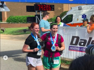 Ada-ada Saja, Wanita Ini Lari Marathon dengan Sepatu Hak Tinggi