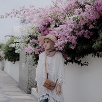 Tas rotan sangat cocok untuk tampil bohemian. Perpaduan atasan fringe putih dan tas rotan seperti selebgram Nisa Cookie ini bisa untuk dipakai saat liburan di musim panas. Foto: Dok. Instagram
