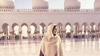 Maria juga sempat mampir ke Masjid Sheikh Zayed di Abu Dhabi. Masjid super megah ini juga sempat didatangi oleh selebriti dunia seperti Rihanna dan lainnya (@mariajoseloral/Instagram)