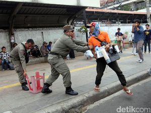 Foto: Dirazia Satpol PP, PKL Tanah Abang Kocar-kacir