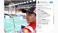 Di set kedua Lorenzo menyerah dan memberikan raketnya pada Mick Doohan, yang terlihat antusias mengikuti pertandingan tersebut. @jorgelorenzo99/instagram