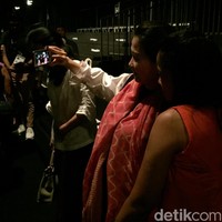 Seusai acara, Veronica menyempatkan diri untuk melayani permintaan selfie para tamu. Foto: Daniel Ngantung/Wolipop