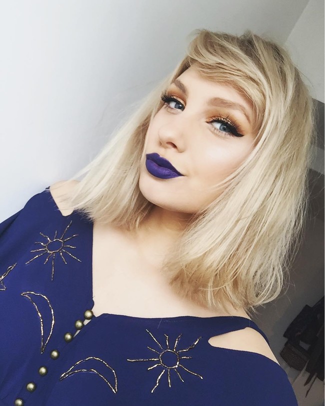 Seperti di foto ini, Laura menggunakan lipstik ungu yang bukan ciri khas Taylor Swift. Namun tetap saja wajahnya mirip dengan pelantun Shake it Off itu. Foto: dok. Instagram (Laurah)