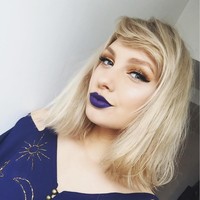 Seperti di foto ini, Laura menggunakan lipstik ungu yang bukan ciri khas Taylor Swift. Namun tetap saja wajahnya mirip dengan pelantun Shake it Off itu. Foto: dok. Instagram (Laurah)