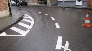 Marka jalan seolah digunting. Foto: Imgur