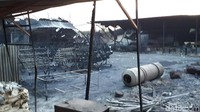 Bagian dalam pabrik yang meledak dan terbakar pagi tadi.