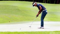 Pegolf Indonesia, Syukrizal, saat memukul bola di hari pertama Kejuaraan Golf Indonesia Open 2017.