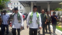 Anies dan Sandi berjalan dari kantor Balai Kota, Jakarta Pusat, dan tiba di Istana Wapres, Jalan Medan Merdeka Selatan, Jakarta Pusat, pukul 11.45 WIB,  (Foto: Marlinda Oktavia Erwanti/detikcom)