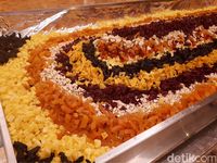 'Fruitcake Mixing Ceremony 'yang Seru Tandai Datangnya Hari Natal