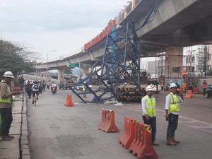 Kontraktor Telusuri Penyebab Crane Proyek Tol BORR yang Jatuh