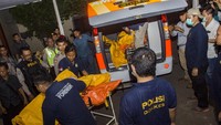 Petugas forensik RS Polri Kramatjati menurunkan jenazah korban kebakaran pabrik kembang api di Instalasi Kedokteran Forensik RS Polri Kramatjati, Jakarta, Kamis (26/10). Galih Pradipta/Antara Foto.