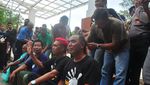 Foto: Bupatinya Kena OTT KPK, Warga Nganjuk Potong Rambut Massal