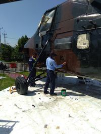 Proses pembersihan dan pengecatan ulang oleh TNI AU.