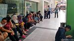 Antrean Panjang Berburu Barang Diskonan di Lotus