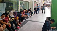 Pengunjung berdatangan untuk berburu barang diskon di gerai tersebut.