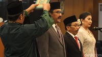 Ketiganya mengucapkan sumpah jabatan.