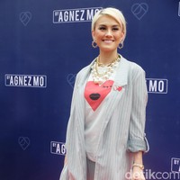 Agnez Mo tampil memesona mengenakan kaus putih yang dipadu padankan dengan stripe blazer bernuansa abu-abu. Foto: Anggi Mayasari/Wolipop