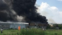 Gudang petasan di di Kosambi, Kabupaten Tangerang meledak dan terbakar. Asap hitam tampak membubung tinggi (Foto: Istimewa)