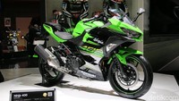 Kalau yang ini Ninja dengan mesin yang lebih besar. Kawasaki Ninja 400. Desain grafisnya beda dengan Ninja 250. Foto: Kawasaki
