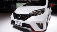 Tampilan eksterior yang berbeda dengan Nissan Note biasa, Nissan Note Nismo ini tampil dengan penggunaan bemper baru, grille baru, side skirt, velg, warna cover spion merah. Menjadikan mobil ini sangat sporty dari Note biasa.