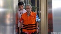 Tersangka kasus suap infrastruktur di Batubara OK Arya Zulkarnaen  tiba di gedung KPK untuk menjalani pemeriksaan, Kamis (26/10/2017).