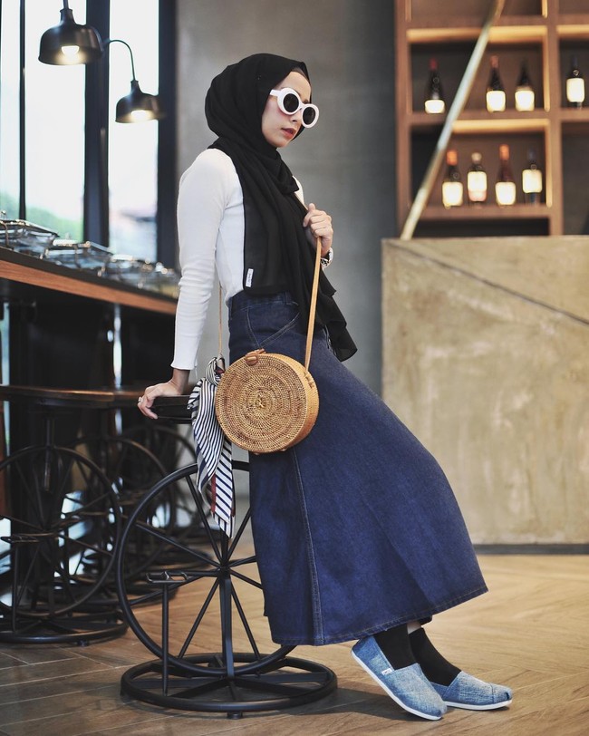 Tak kalah mencuri perhatian, selebgram asal Riau Joyagh juga bergaya dengan tas rotan bundar namun ukurannya lebih besar dari Aghnia Punjabi. Kali ini inspirasi busananya serba denim dan blouse putih yang membuat look semakin klasik. Foto: Dok. Instagram