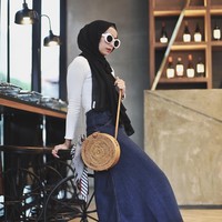 Tak kalah mencuri perhatian, selebgram asal Riau Joyagh juga bergaya dengan tas rotan bundar namun ukurannya lebih besar dari Aghnia Punjabi. Kali ini inspirasi busananya serba denim dan blouse putih yang membuat look semakin klasik. Foto: Dok. Instagram